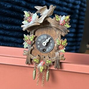 tiny vintage cuckoo clock *decor only*